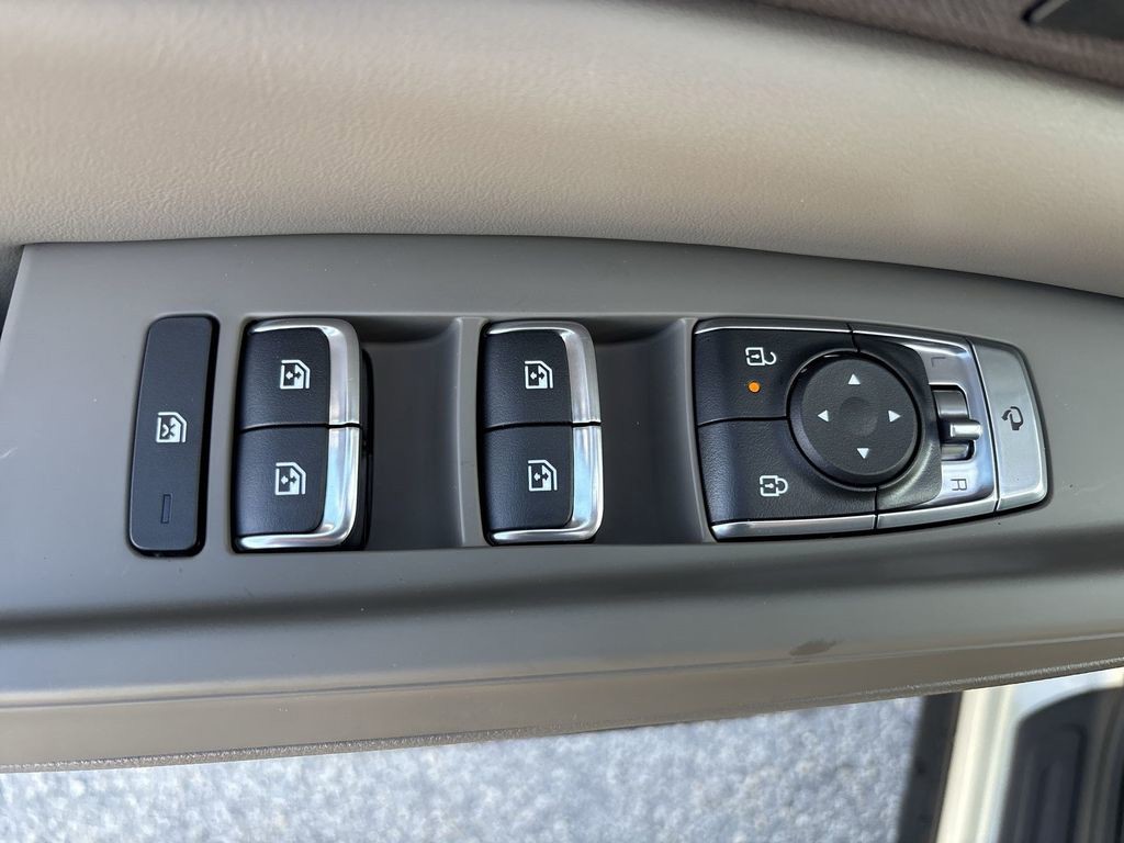 New 2027 Ivory Silver Kia  image 15