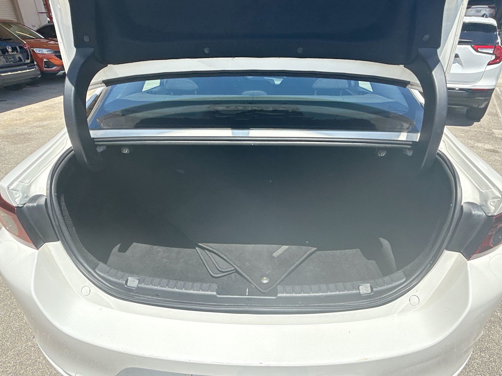 Used 2020 White Mazda Base image 25