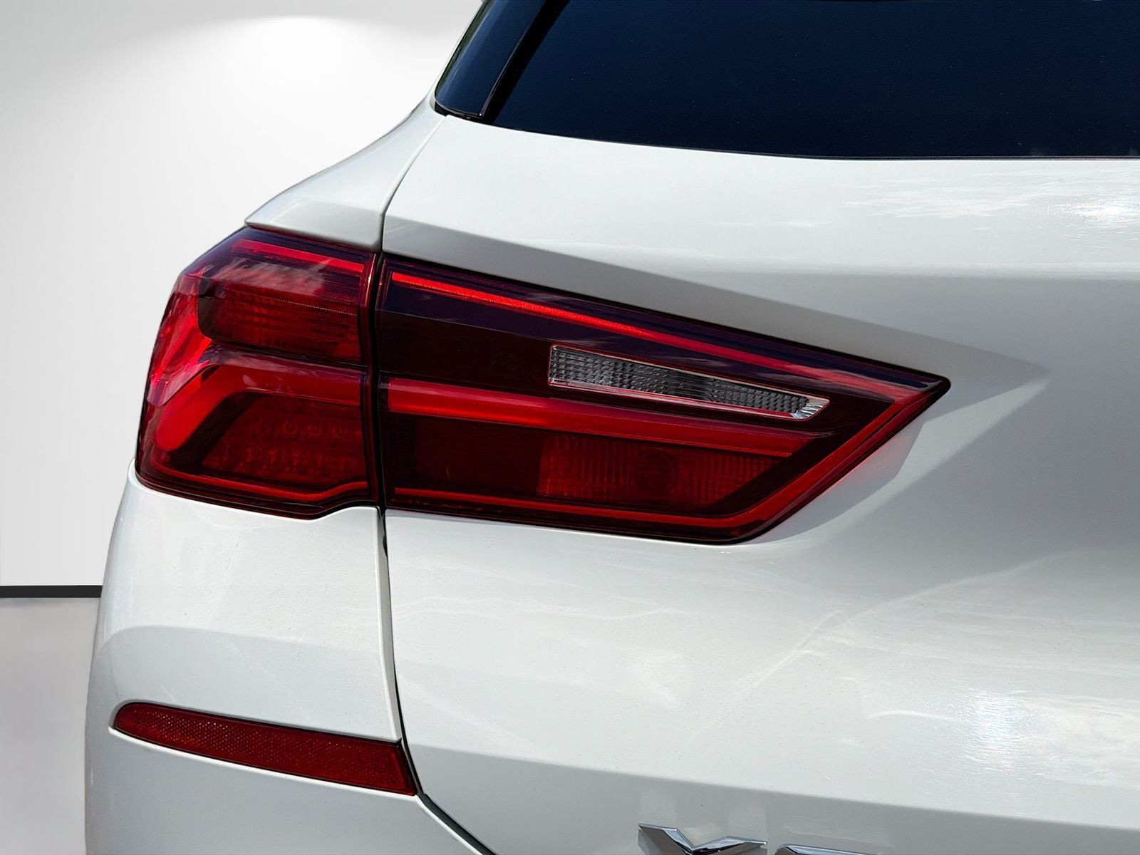 Used 2019 White BMW xDrive28i image 10