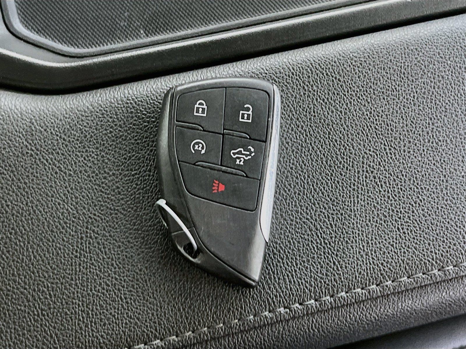 Used 2025 White GMC SLT image 33