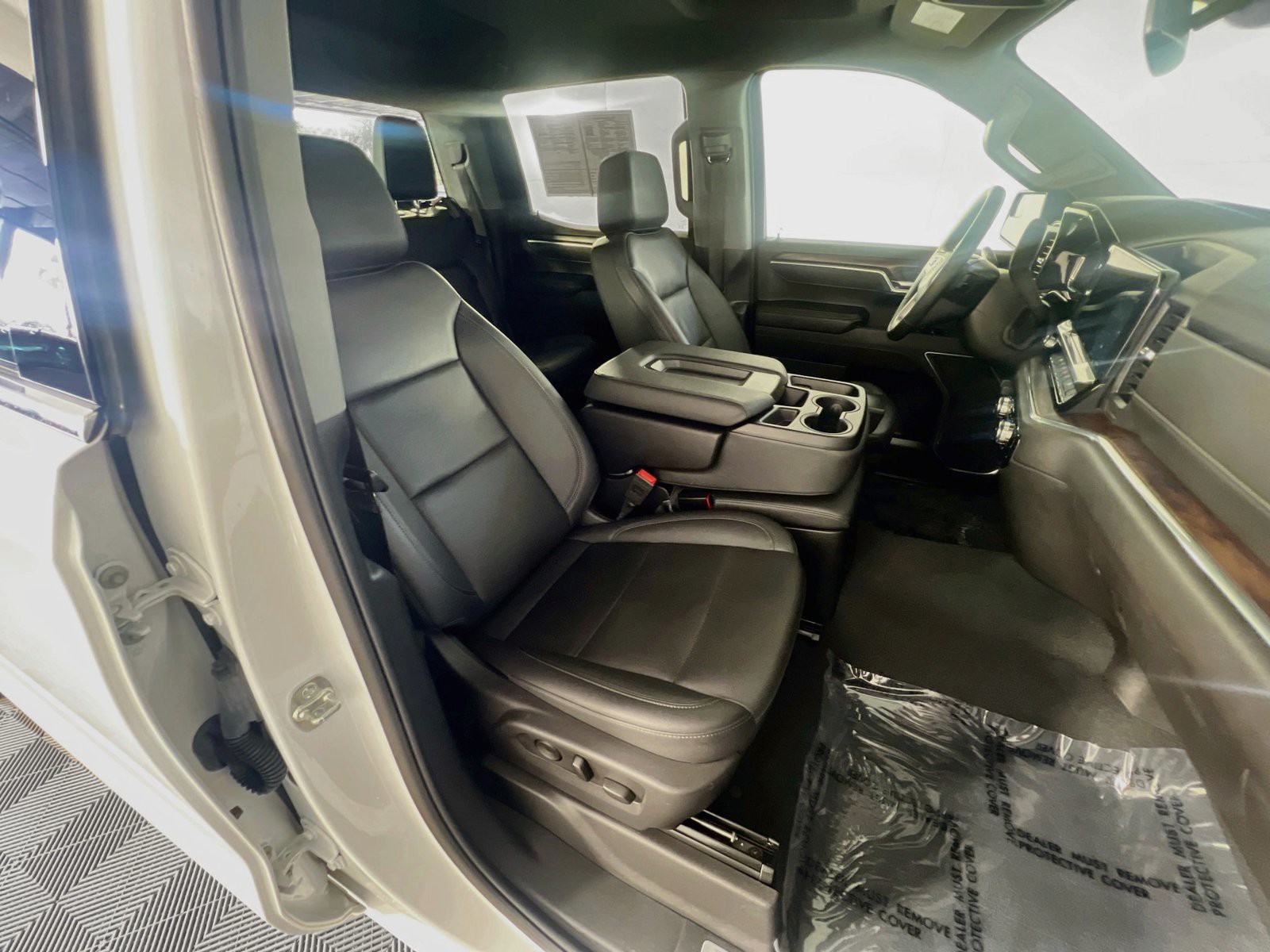 Used 2025 White GMC SLT image 30