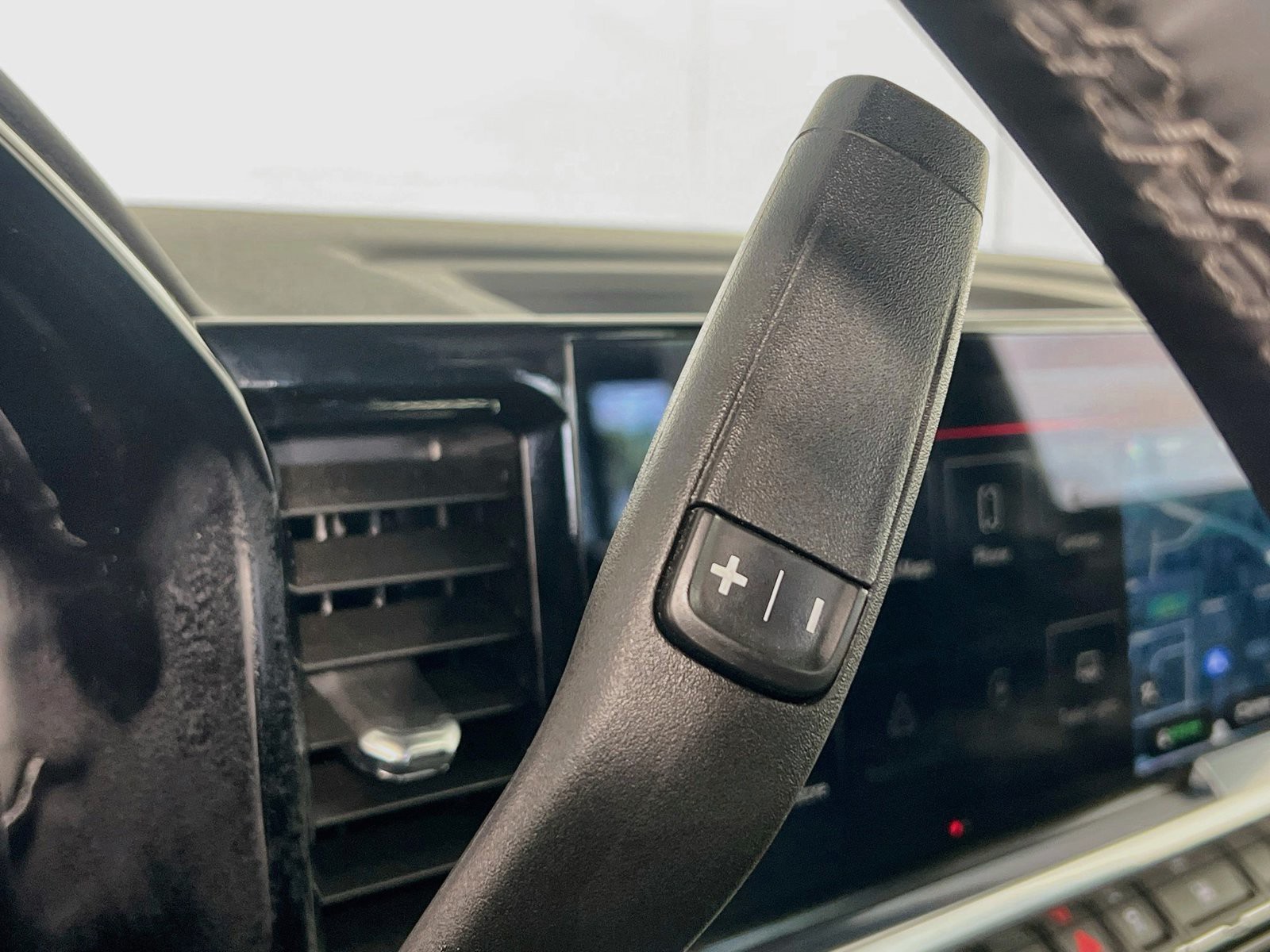 Used 2025 White GMC SLT image 24