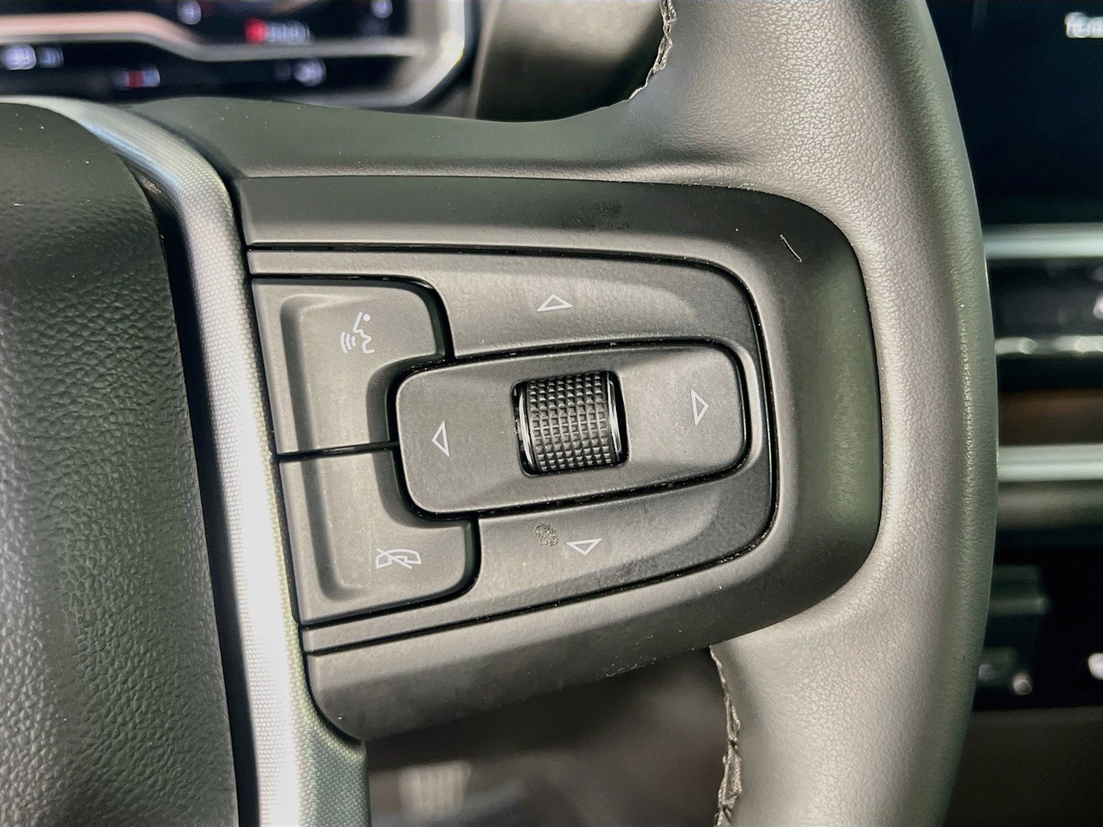 Used 2025 White GMC SLT image 18
