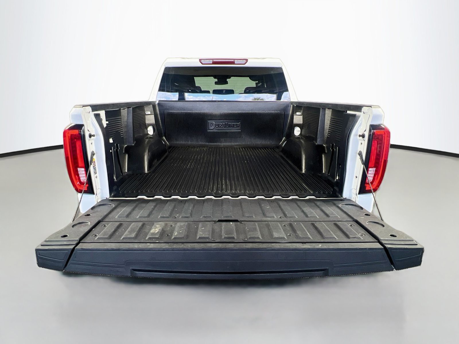 Used 2025 White GMC SLT image 29