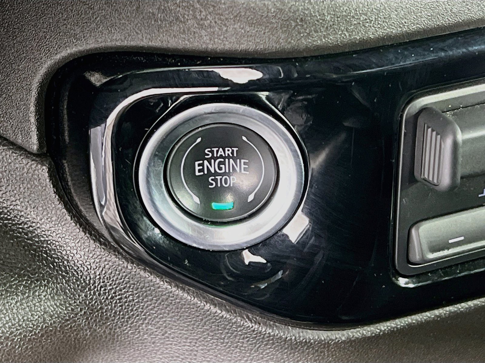 Used 2025 White GMC SLT image 19