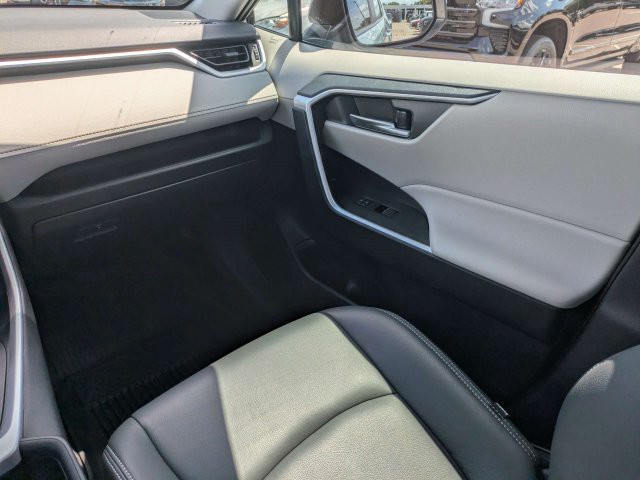 Used 2025 Silver Sky Metallic Toyota XLE image 16
