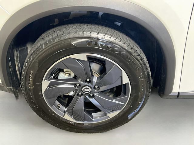 Used 2025 White Pearl Nissan SV image 13