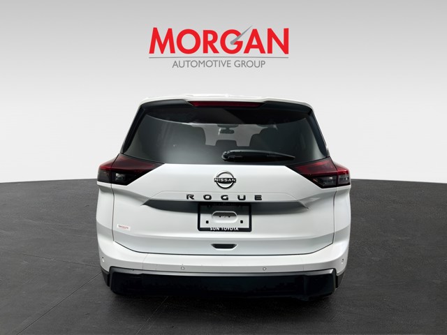 Used 2025 White Pearl Nissan SV image 5