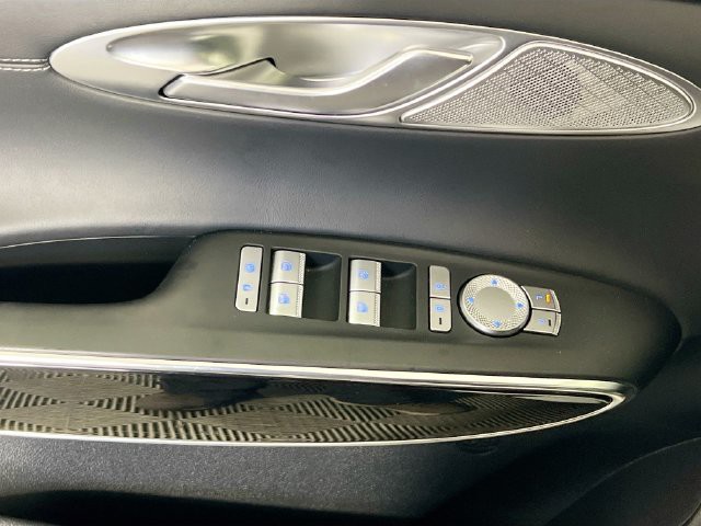 Used 2025 White Genesis 2.5T image 16