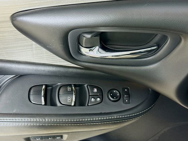 Used 2016 Magnetic Black Nissan SL image 18