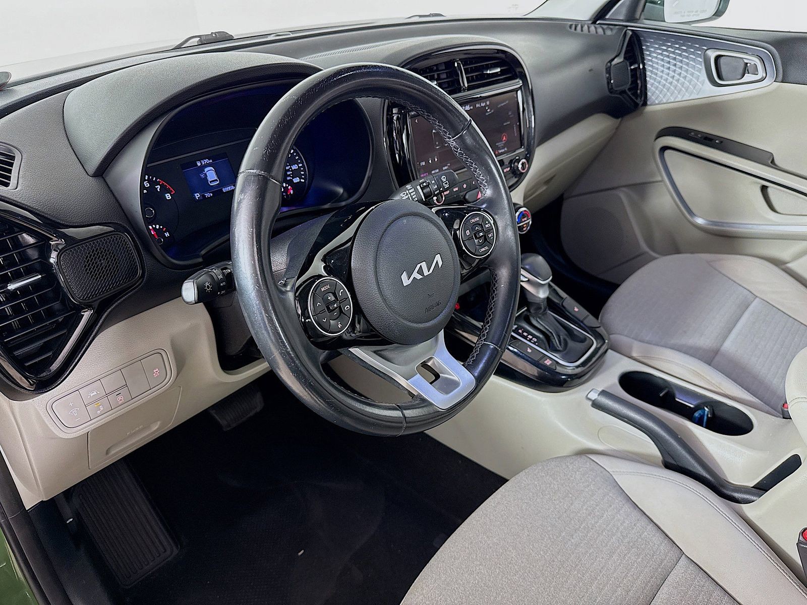 Used 2022 Green Kia EX image 7
