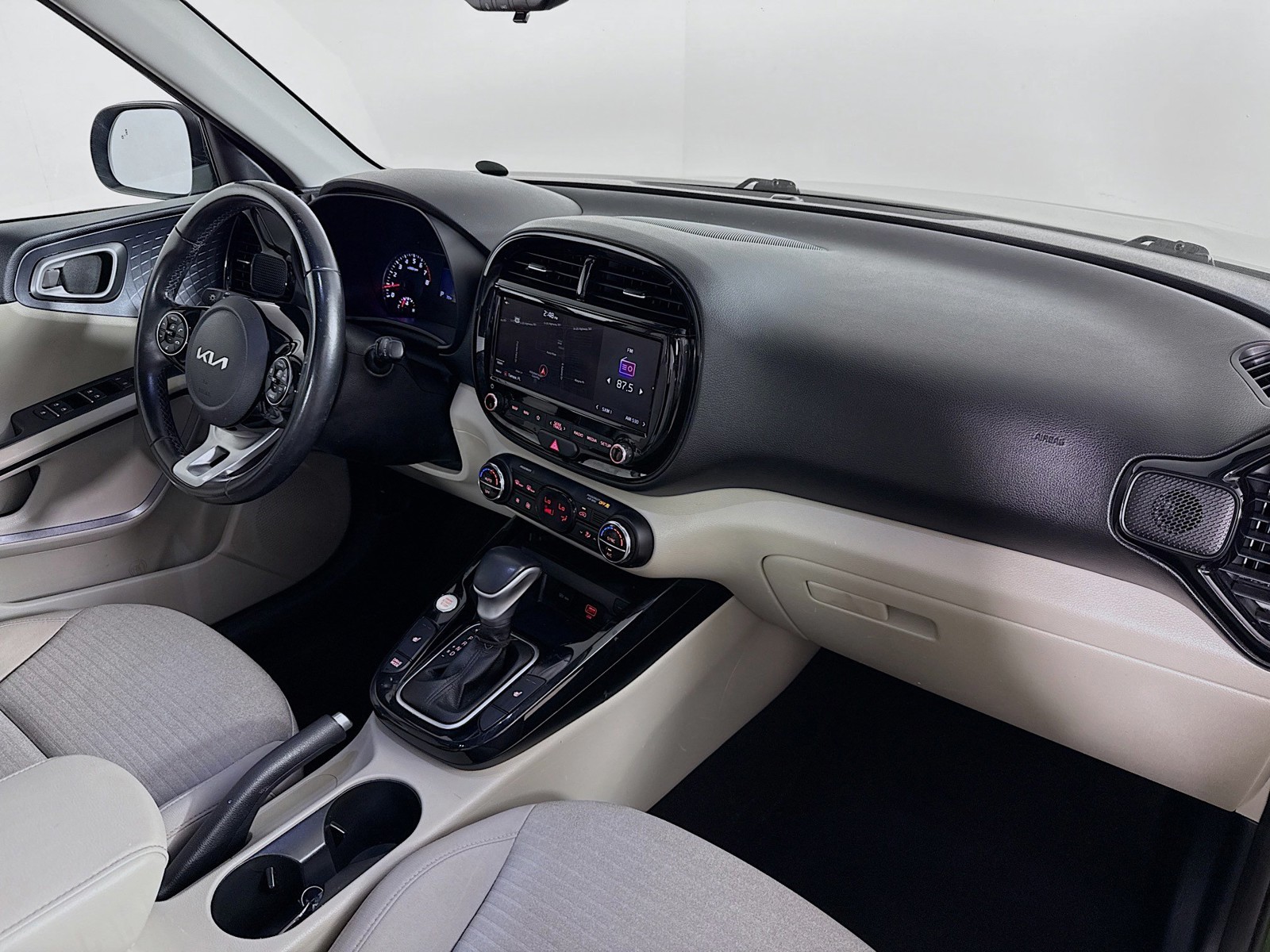 Used 2022 Green Kia EX image 34