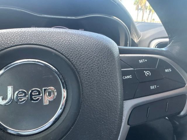 Used 2018 Velvet Jeep Overland image 14